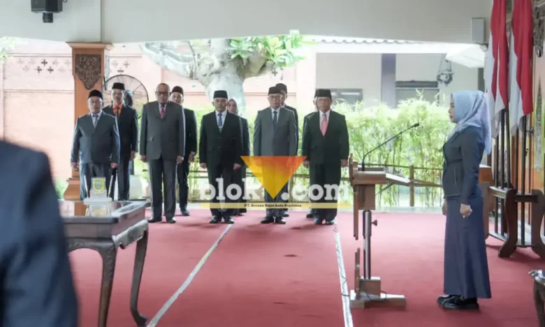 Wali kota Mojokerto Ika Puspita Sari saat melantik PNS dan pejabat fungsional.(foto: Blok-a.com/Syahrul Wijaya)