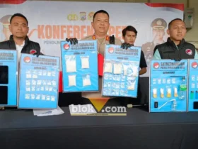 Kapolres Mojokerto kota AKBP Herdiawan Arifianto bersama Kasat, Kanit, KBO Resnarkoba dan Kasi Humas menunjukkan barang bukti narkoba saat konferensi pers.(blok-a.com/Syahrul Wijaya)