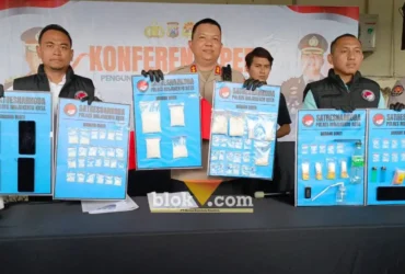 Kapolres Mojokerto kota AKBP Herdiawan Arifianto bersama Kasat, Kanit, KBO Resnarkoba dan Kasi Humas menunjukkan barang bukti narkoba saat konferensi pers.(blok-a.com/Syahrul Wijaya)