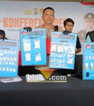 Kapolres Mojokerto kota AKBP Herdiawan Arifianto bersama Kasat, Kanit, KBO Resnarkoba dan Kasi Humas menunjukkan barang bukti narkoba saat konferensi pers.(blok-a.com/Syahrul Wijaya)