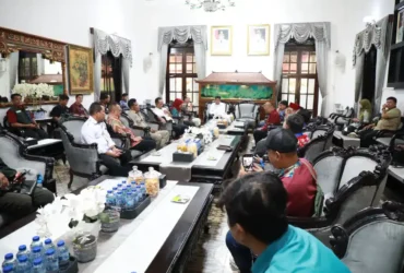 Bupati Subandi saat berdialog dengan serikat buruh, di Pendopo Delta Wibawa, Jumat (24/4/26) (foto: ist)