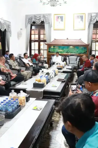 Bupati Subandi saat berdialog dengan serikat buruh, di Pendopo Delta Wibawa, Jumat (24/4/26) (foto: ist)