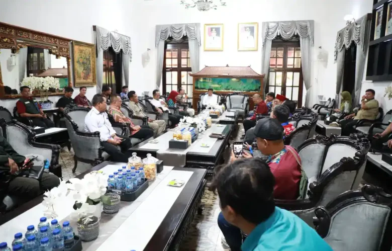 Bupati Subandi saat berdialog dengan serikat buruh, di Pendopo Delta Wibawa, Jumat (24/4/26) (foto: ist)