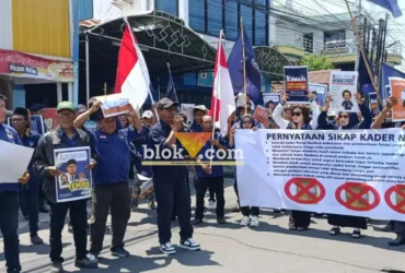 Unjuk rasa aliansi kader DPC partai Nasdem tingkat kecamatan di kantor DPD partai Nasdem Kabupaten Mojokerto (foto: Blok-a.com/Syahrul Wijaya)