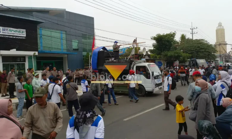 Unjuk rasa karyawan PT Pakerin di depan kantor BPJS kesehatan Mojokerto (foto: Blok-a.com/Syahrul Wijaya)
