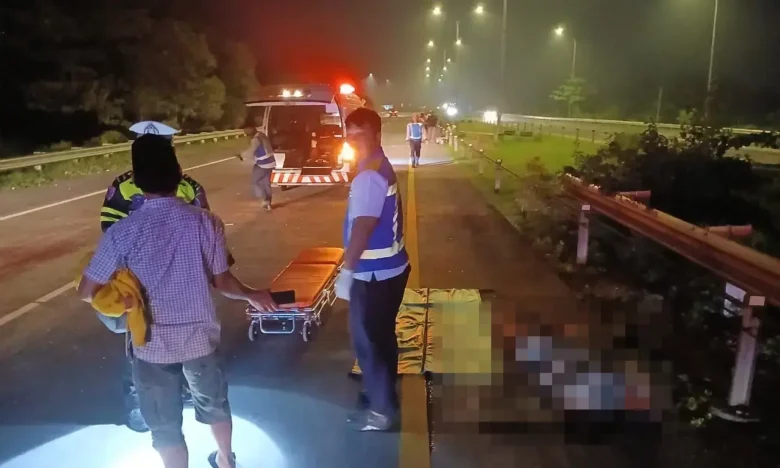 Kondisi korban yang meninggal saat akan dievakuasi petugas.(Foto: Dokumen PJR 3 Polda Jatim)