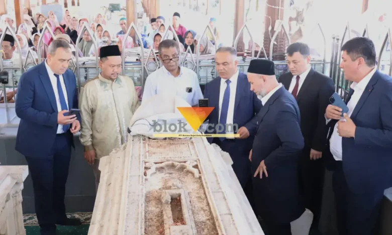 Rombongan Dubes Uzbekistan dan Gubernur Samarkand Ziarah ke Makam Syekh Maulana Malik Ibrahim (ist)