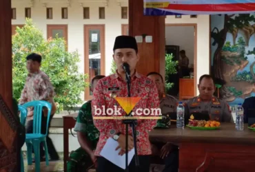 Bupati Mojokerto Gus Barra saat memberikan sambutan dalam acara peresmian pembukaan penyaluran bantuan pangan di balai desa Ngastemi (blok-a.com/Syahrul Wijaya)