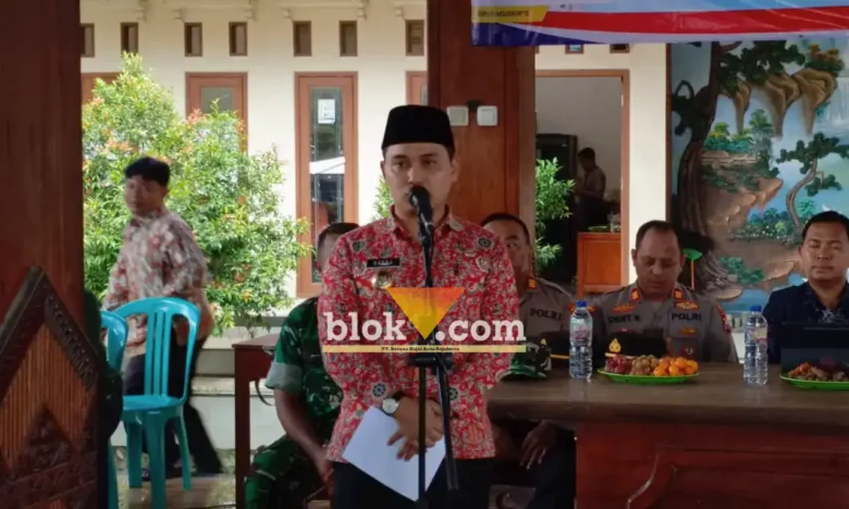 Bupati Mojokerto Gus Barra saat memberikan sambutan dalam acara peresmian pembukaan penyaluran bantuan pangan di balai desa Ngastemi (blok-a.com/Syahrul Wijaya)