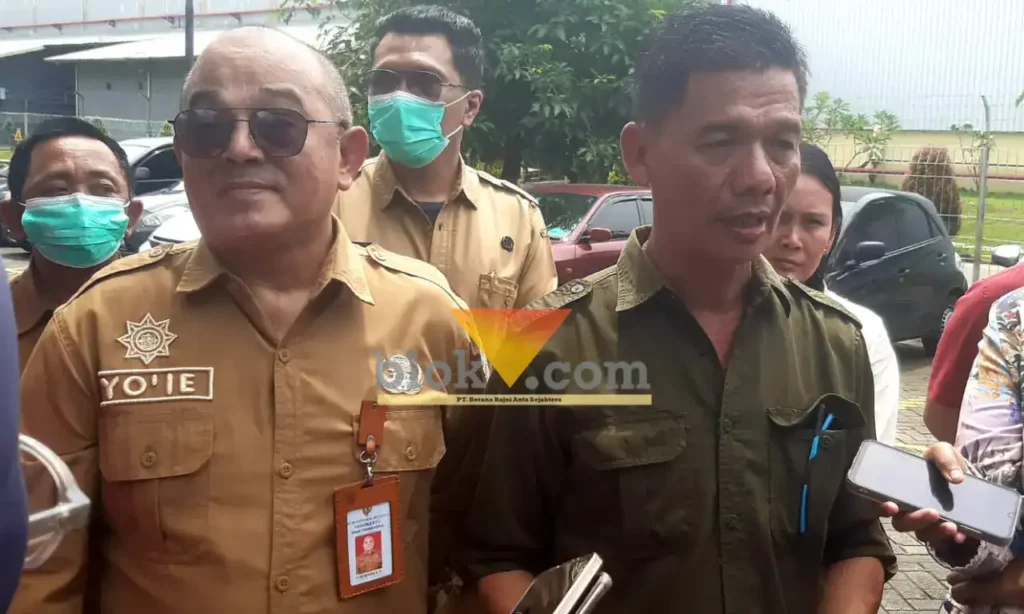 Kabid pengawasan ketenagakerjaan Disnaker Jatim bersama kadisnaker kabupaten Mojokerto saat wawancara dengan wartawan waktu sidak.(blok-a.com/Syahrul Wijaya)