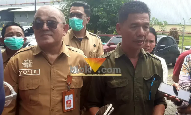 Kabid pengawasan ketenagakerjaan Disnaker Jatim bersama kadisnaker kabupaten Mojokerto saat wawancara dengan wartawan waktu sidak.(blok-a.com/Syahrul Wijaya)