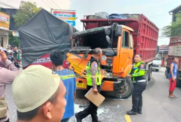 Kondisi truk tronton yang terlibat kecelakaan beruntun di jalan raya bangsal, Mojokerto (foto: Blok-a.com/Syahrul Wijaya)
