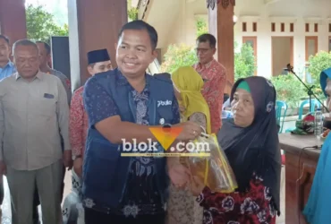 Kepala pimpinan cabang Bulog Mojokerto saat menyerahkan bantuan pangan kepada warga desa Ngastemi (foto: Blok-a.com/Syahrul Wijaya)