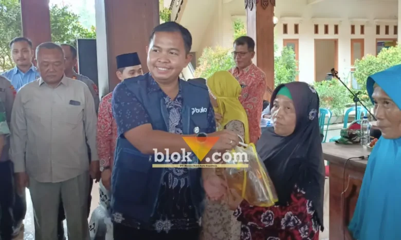 Kepala pimpinan cabang Bulog Mojokerto saat menyerahkan bantuan pangan kepada warga desa Ngastemi (foto: Blok-a.com/Syahrul Wijaya)