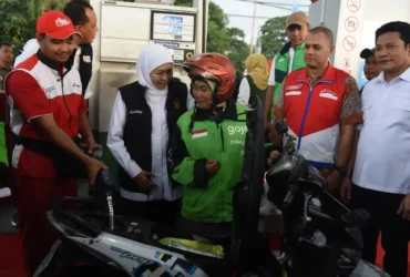 Gubernur Jatim, Khofifah Indar Parawansa didampingi Bupati Sidoarjo, Subandi saat memberikan bantuan BBM gratis kepada pengemudi ojol di SPBU Albatros, Kecamatan Sedati, Sidoarjo (foto: Ist)