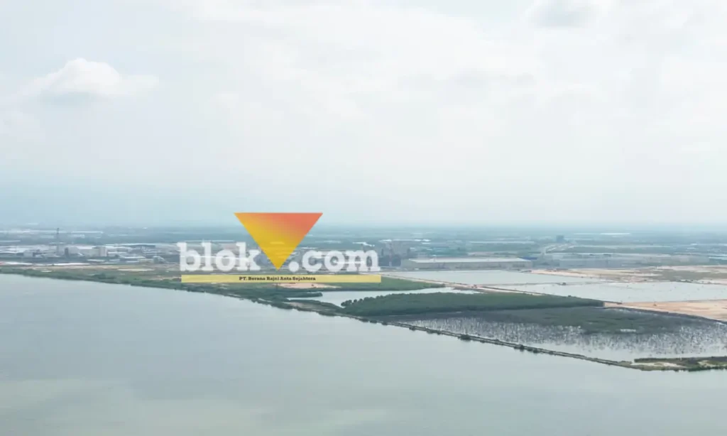 Sebagian daratan reklamasi seluas kurang lebih 59ha di KEK JIIPE Manyar Gresik diduga belum kantongi Izin PKKPRL.(foto: blok-a.com/ivan)