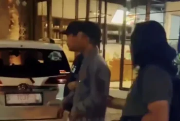 Oknum wartawan MAS saat ditangkap Resmob Mojokerto di cafe.(Foto: tangkapan video)