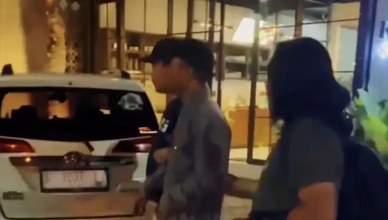 Oknum wartawan MAS saat ditangkap Resmob Mojokerto di cafe.(Foto: tangkapan video)
