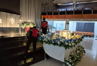 Personel kepolisian polres Mojokerto kota sedang memeriksa gereja untuk memastikan kondisi steril (foto: Blok-a.com/Syahrul Wijaya)