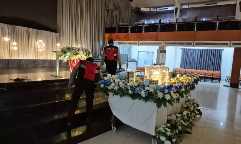 Personel kepolisian polres Mojokerto kota sedang memeriksa gereja untuk memastikan kondisi steril (foto: Blok-a.com/Syahrul Wijaya)