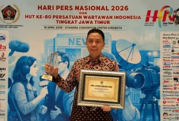 Kepala Diskominfo Jember, Regar Jeane Dealen Nangka mewakili Bupati Jember, Gus Fawait saat menerima penghargaan bergengsi kategori Tokoh Daerah Peningkatan Layanan Publik dari PWI Jatim (foto: ist)