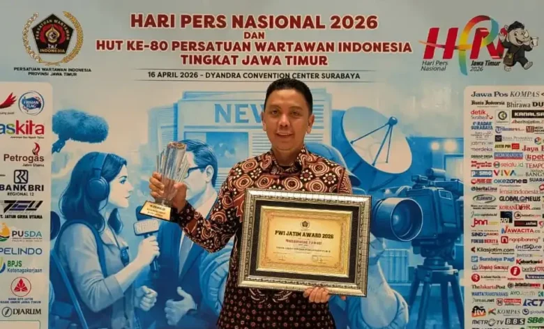 Kepala Diskominfo Jember, Regar Jeane Dealen Nangka mewakili Bupati Jember, Gus Fawait saat menerima penghargaan bergengsi kategori Tokoh Daerah Peningkatan Layanan Publik dari PWI Jatim (foto: ist)