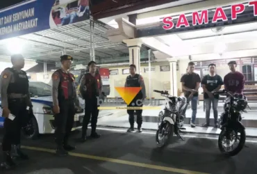 Ketiga pemuda yang viral dengan aksi freestyle dibawa ke polres Mojokerto kota untuk pembinaan (foto: Blok-a.com/Syahrul Wijaya)