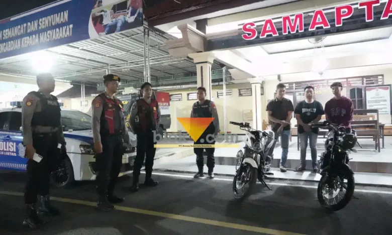 Ketiga pemuda yang viral dengan aksi freestyle dibawa ke polres Mojokerto kota untuk pembinaan (foto: Blok-a.com/Syahrul Wijaya)