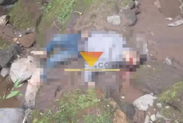 Mayat pria ditemukan di bawah jembatan cangar-pacet (foto: Blok-a.com/Syahrul Wijaya)