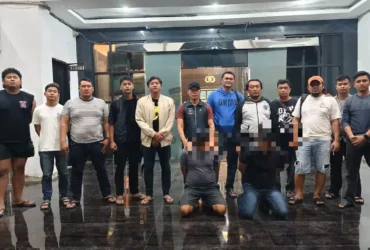Kedua pelaku perampokan saat ditangkap polisi di Surabaya (foto: Dokumen Polsek)