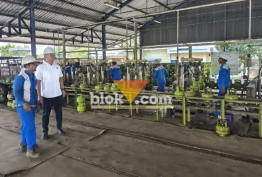 Polisi saat kunjungi stasiun pengisian LPG untuk pengecekan langsung dan pastikan stok aman (foto: Blok-a.com/Syahrul Wijaya)