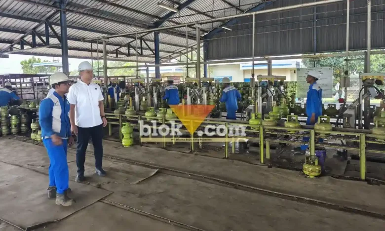 Polisi saat kunjungi stasiun pengisian LPG untuk pengecekan langsung dan pastikan stok aman (foto: Blok-a.com/Syahrul Wijaya)