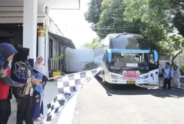 Sekda Sidoarjo, Fenny Apridawati, memberangkatkan calon jemaah haji kloter 20 Sidoarjo menuju embarkasi Surabaya, Minggu (26/4/2026)