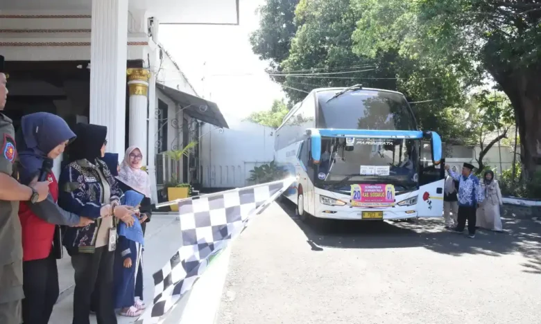 Sekda Sidoarjo, Fenny Apridawati, memberangkatkan calon jemaah haji kloter 20 Sidoarjo menuju embarkasi Surabaya, Minggu (26/4/2026)