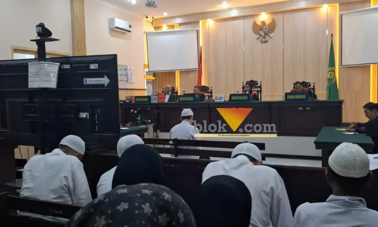 Suasana sidang pembacaan tuntutan kasus mutilasi berencana di ruang Cakra Pengadilan Negeri Mojokerto.(blok-a.com/Syahrul Wijaya)