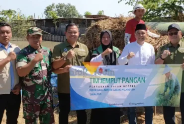 Pimwil Bulog Jatim bersama pimpinan cabang Bulog Mojokerto, Babinsa, PPL kelurahan, wakil 1 DPRD kota Mojokerto menghadiri panen di kelurahan Meri (foto: blok-a.com/Syahrul Wijaya)