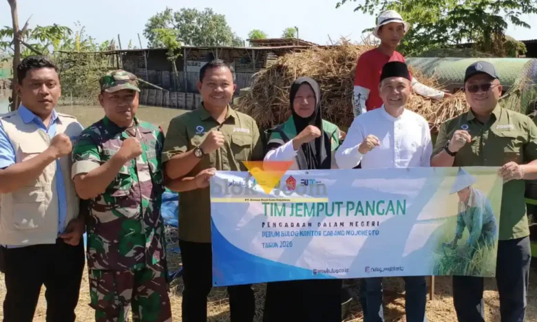 Pimwil Bulog Jatim bersama pimpinan cabang Bulog Mojokerto, Babinsa, PPL kelurahan, wakil 1 DPRD kota Mojokerto menghadiri panen di kelurahan Meri (foto: blok-a.com/Syahrul Wijaya)