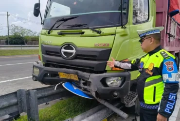 Truk tronton yang menabrak guardrail di ruas tol JoMo.(Foto: Dokumen PJR 3 Polda Jatim)