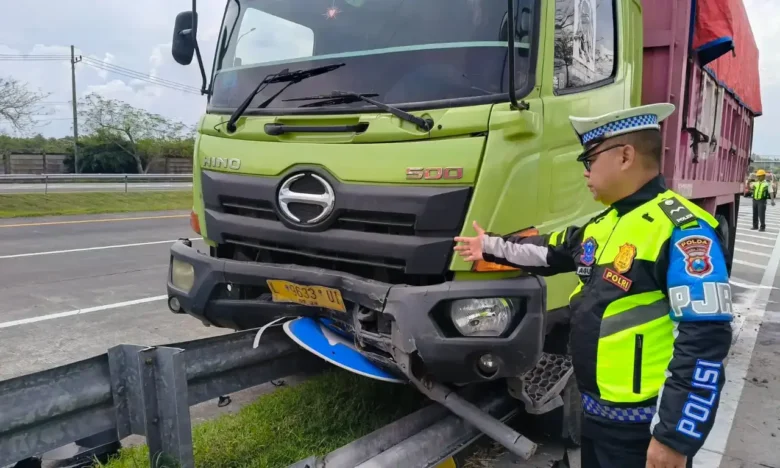 Truk tronton yang menabrak guardrail di ruas tol JoMo.(Foto: Dokumen PJR 3 Polda Jatim)