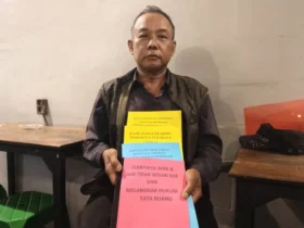 M Soleh dan berkas-berkas pengajuan dalam rangka mendapatkan keadilan (foto: Istimewa)
