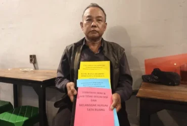 M Soleh dan berkas-berkas pengajuan dalam rangka mendapatkan keadilan (foto: Istimewa)