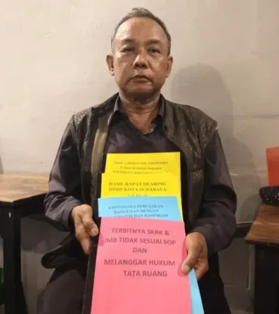 M Soleh dan berkas-berkas pengajuan dalam rangka mendapatkan keadilan (foto: Istimewa)