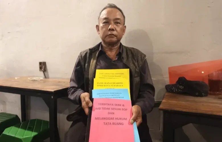 M Soleh dan berkas-berkas pengajuan dalam rangka mendapatkan keadilan (foto: Istimewa)