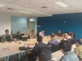 Wali kota didampingi Sekda kota Mojokerto saat menerima rekomendasi pencegahan korupsi dari KPK.(Foto: Dokumen Kominfo)