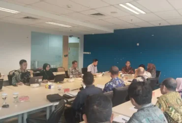 Wali kota didampingi Sekda kota Mojokerto saat menerima rekomendasi pencegahan korupsi dari KPK.(Foto: Dokumen Kominfo)