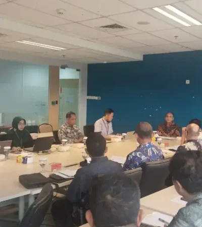Wali kota didampingi Sekda kota Mojokerto saat menerima rekomendasi pencegahan korupsi dari KPK.(Foto: Dokumen Kominfo)
