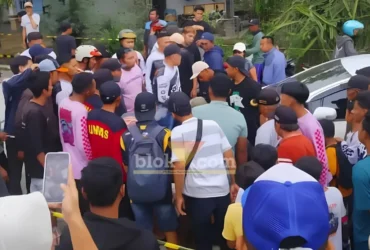 Kerumunan warga saat menangkap pencuri tas di Kembangbelor, Pacet (foto: blok-a.com/Syahrul Wijaya)