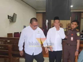 Roni Zakariyas (kiri) dan Zainal Arifin (kanan), dua terdakwa kasus penimbunan 17 liter solar subsidi disidangkan di PN Gresik (foto: Blok-a.com/ivan)