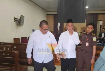 Roni Zakariyas (kiri) dan Zainal Arifin (kanan), dua terdakwa kasus penimbunan 17 liter solar subsidi disidangkan di PN Gresik (foto: Blok-a.com/ivan)