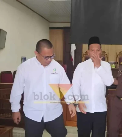 Roni Zakariyas (kiri) dan Zainal Arifin (kanan), dua terdakwa kasus penimbunan 17 liter solar subsidi disidangkan di PN Gresik (foto: Blok-a.com/ivan)